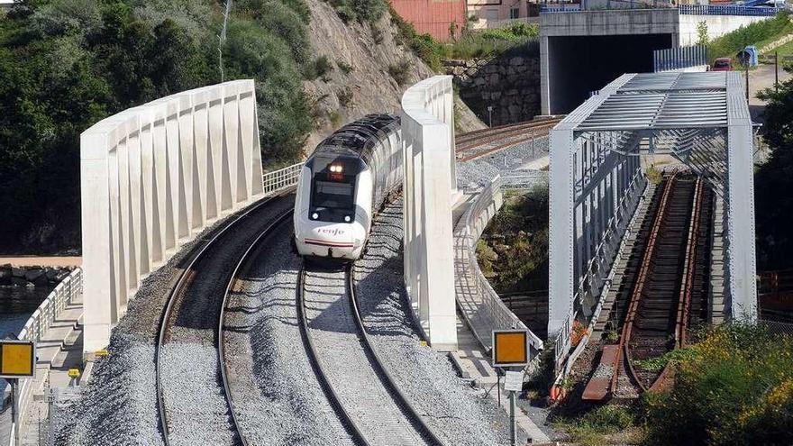 Los puentes sobre el Verdugo, uno de ellos en desuso, entre Pontesampaio y Arcade. // R. Vázquez