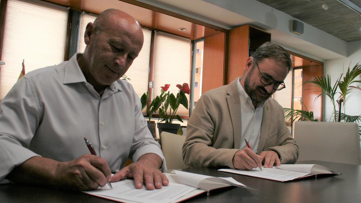 El portavoz de Izquierda Unida-Verdes, Pedro Sosa, y el alcalde, Diego José Mateos, firmaban el acuerdo de Presupuestos 2022, este miércoles en la Alcaldía.
