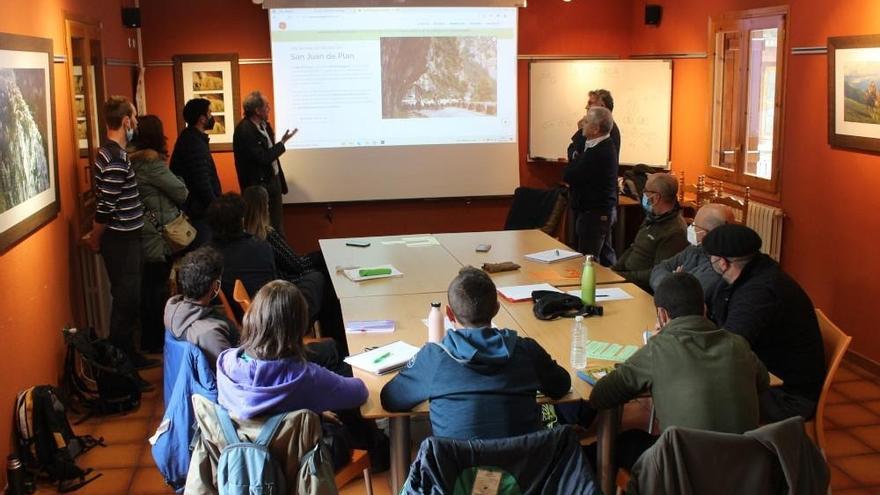 Representantes de la DPH visitan la Escuela de Pastores de San Juan de Plan (Huesca).