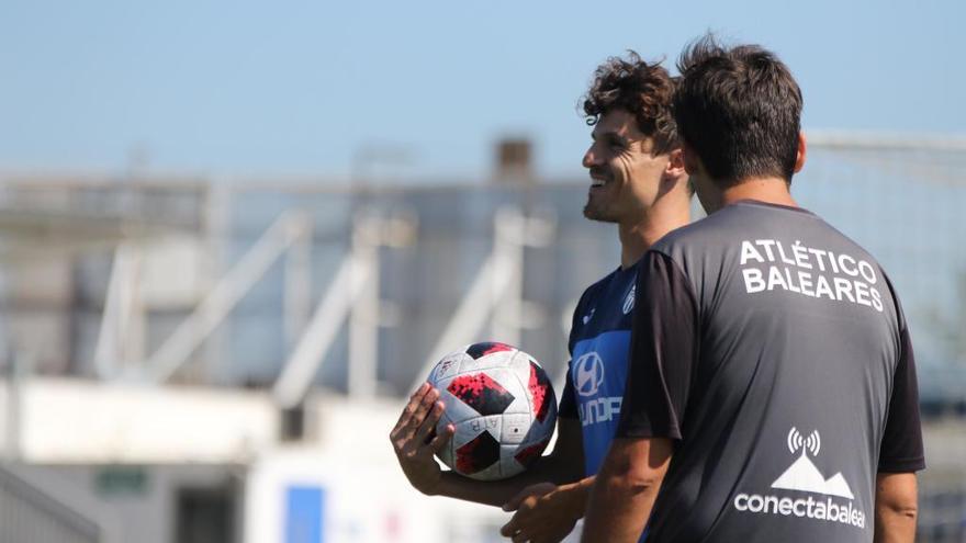 Fullana, con el balÃ³n, en el entrenamiento de esta maÃ±ana.