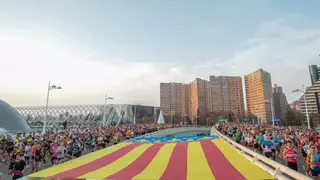 El maratón arranca con el himno, Nino Bravo, crespones, 'senyeras' y un 'Força, Valencia' para recordar la DANA