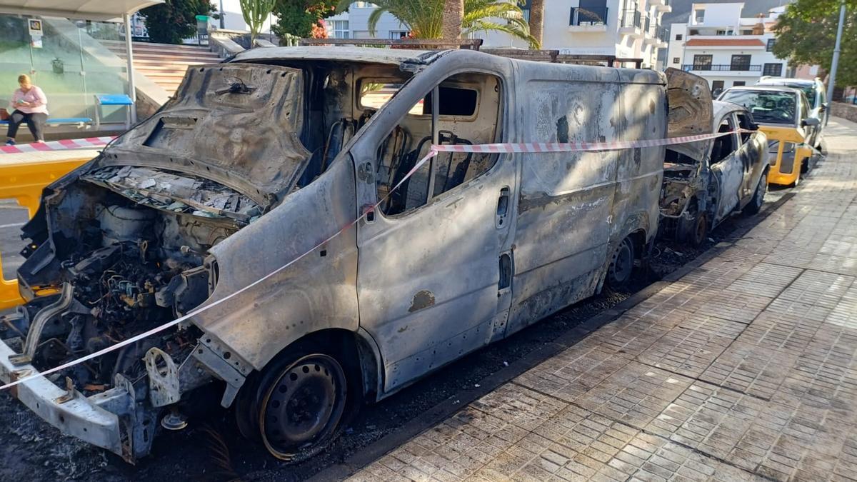 Incendio coches en Adeje durante la madrugada