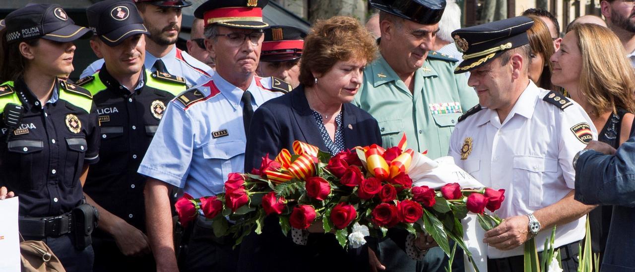 Homenaje a las víctimas de los atentados de Barcelona con presencia de todas las fuerzas policiales.