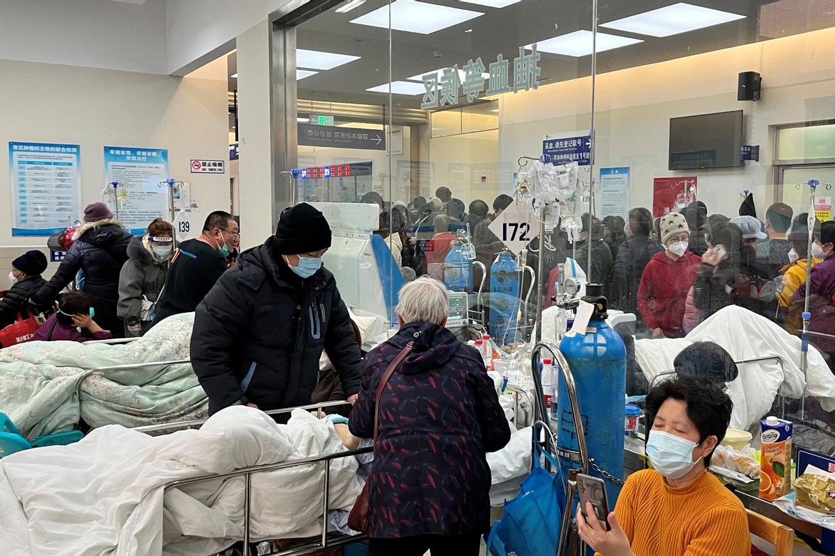 Los pacientes yacen en camas en una sala de espera en el departamento de emergencias del Hospital Zhongshan, en medio del brote de la enfermedad por coronavirus (COVID-19) en Shanghái.