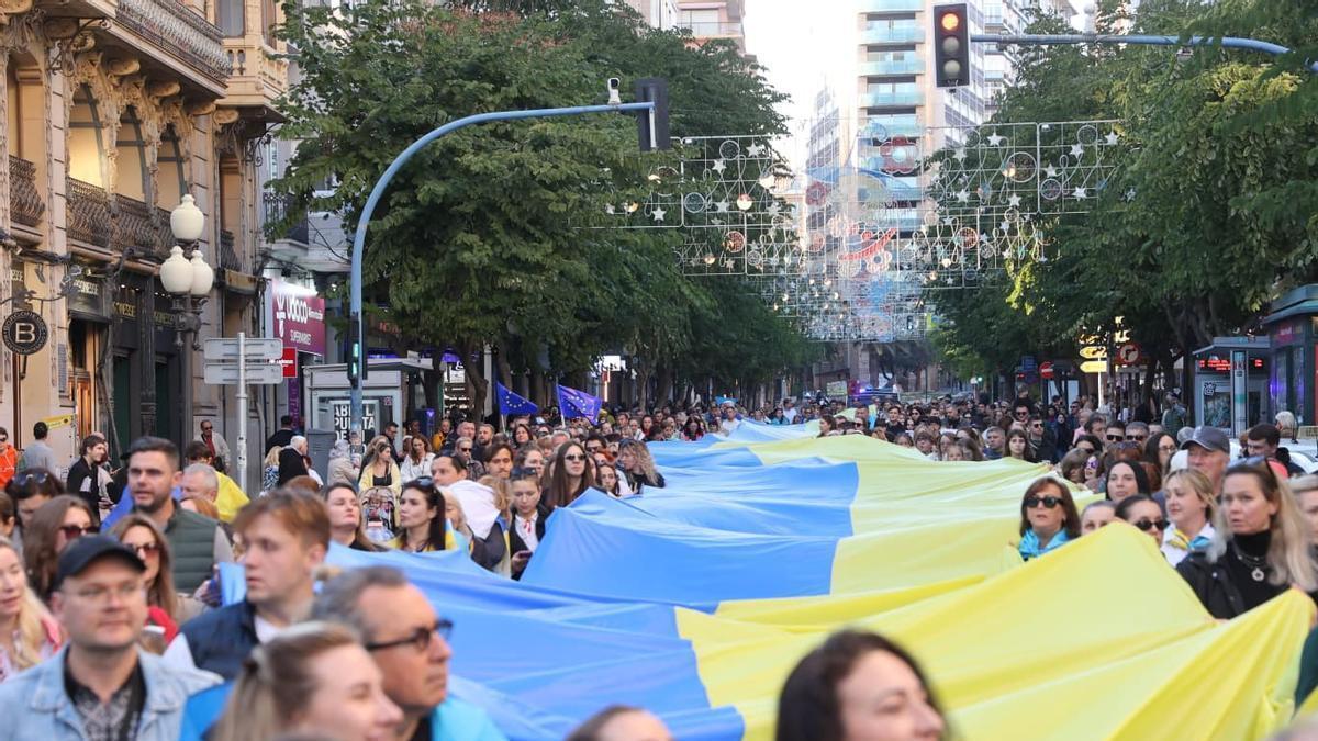 Una manifestación de ucranianos recorre el centro de la ciudad con una bandera gigante y consignas por la paz y de agradecimiento por la acogida