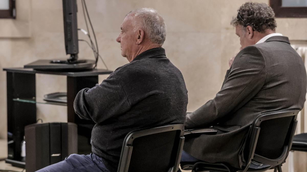 Dos de los principales acusados, durante la primera sesión del juicio en la Audiencia de Palma.
