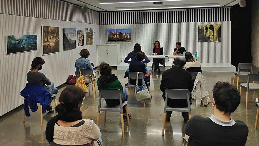 La presentació del llibre va haver de traslladar-se a l&#039;interior de la biblioteca Carles Morató per la pluja