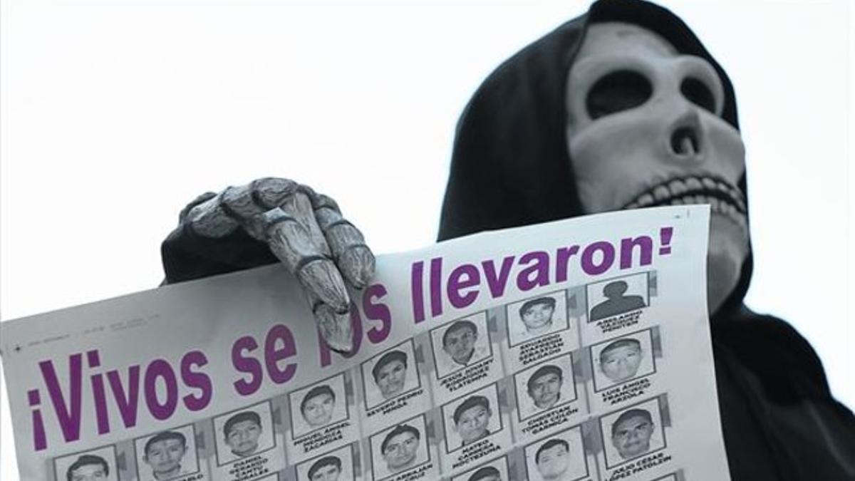 Un hombre vestido de calavera en una de las marchas por los estudiantes.