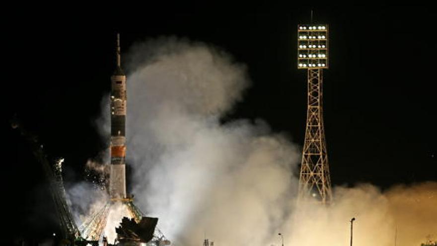 La nave Soyuz se acopla con éxito a la estación espacial
