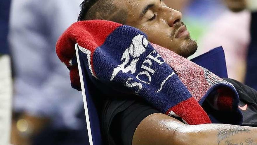 Kyrgios, durante una de sus aparentes siestas. // Geoff Burke