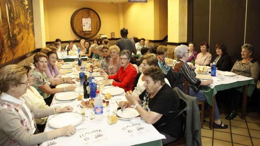 Medio centenar de mujeres de Ibias se reúnen en Gijón en su cita de hermandad