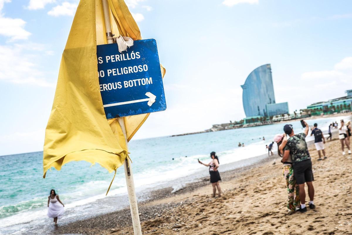 Las playas reclaman una ley. El sector exige más control tras 19 muertos por ahogamiento en Catalunya. En la imagen, una playa de Barcelona.