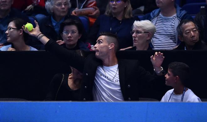 El delantero portugués de la Juventus, Cristiano Ronaldo, atrapa una pelota extraviada durante el partido entre Novak Djokovic de Serbia contra el jugador estadounidense John Isner en el partido de individuales del torneo de tenis ATP World Tour Fin