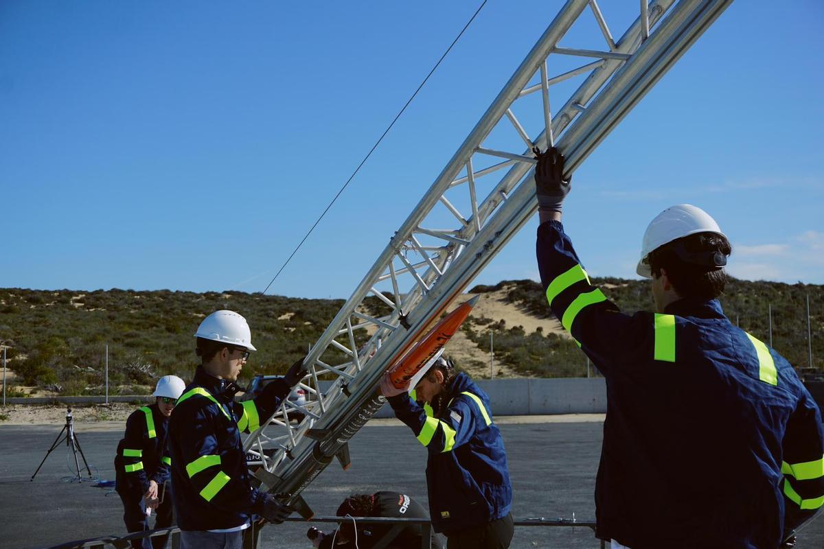 El equipo de estudiantes, en los preparativos para lanzar el cohete desde el Centro Experimental de El Arenosillo
