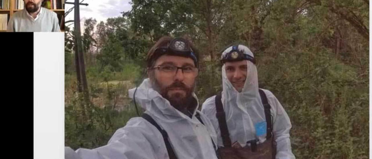 Germán Orizaola, ofreciendo la charla a través de internet, al tiempo que muestra una imagen tomada durante su investigación en Chernobyl.