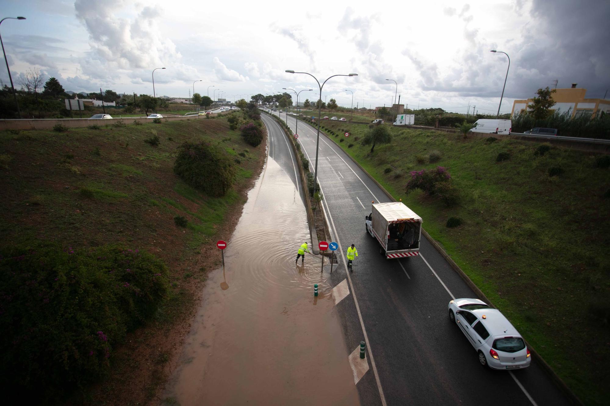 La lluvia de hoy colapsa el tráfico en Ibiza por varias carreteras cortadas