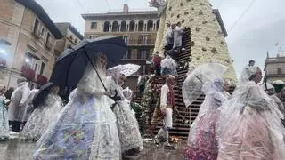 Desfile entre un mar de plásticos en la plaza de la Virgen
