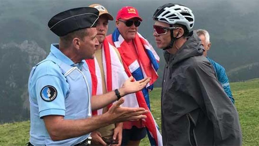 Froome se encara con el gendarme.