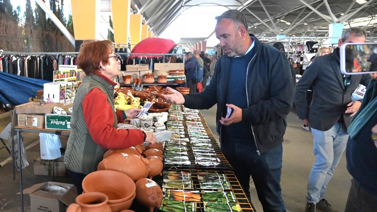 El secretario general del PSPV en Castelló, Rafa Simó, explicando la campaña del 'basurazo' en el Mercado del Lunes.