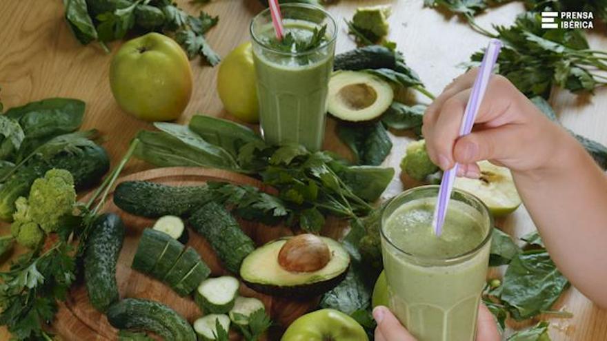 Prepara smoothies este verano con la batidora de mano que arrasa