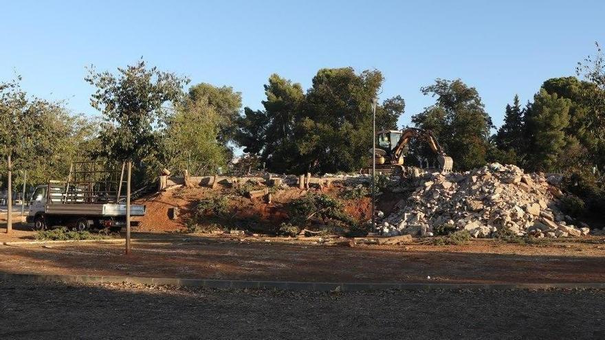 Urbanismo elimina un montículo para facilitar la accesibilidad en el parque de Espuny de Puente Genil