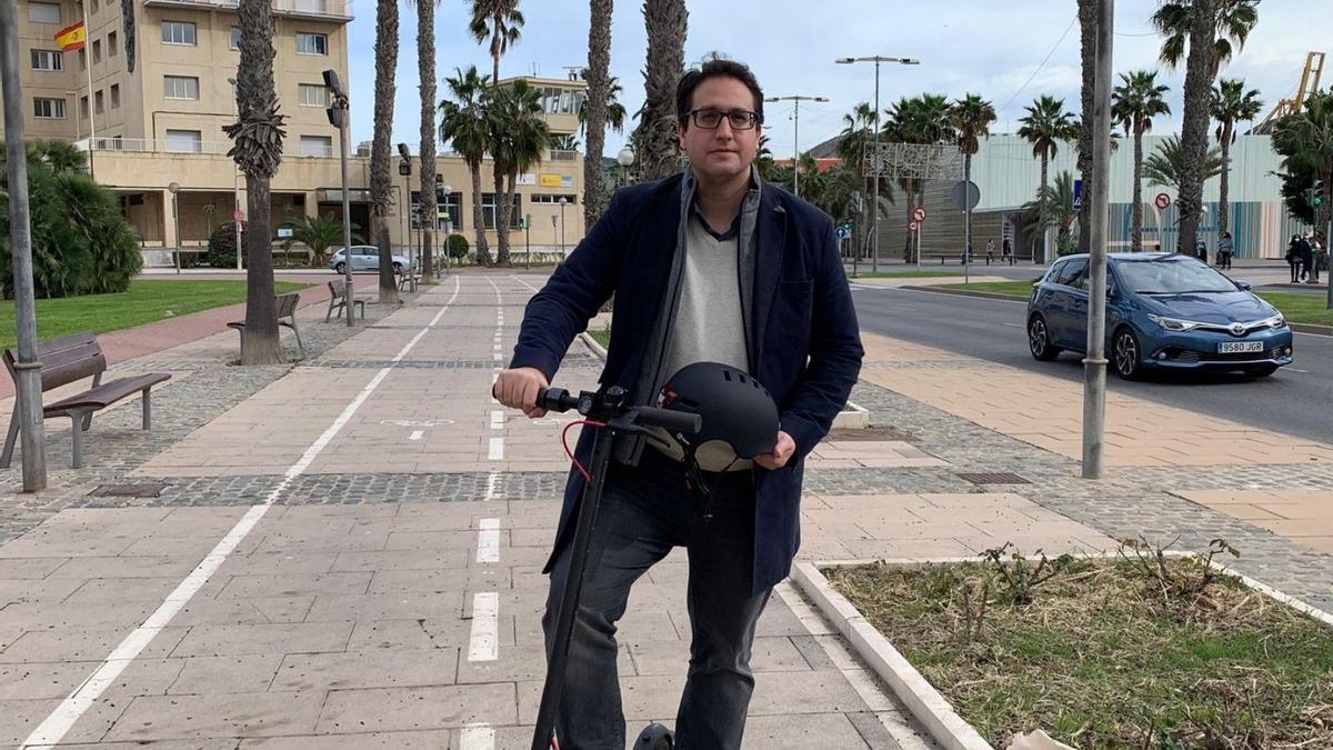 Salvador García-Ayllón posa con un patinete eléctrico en Cartagena. | L.O.