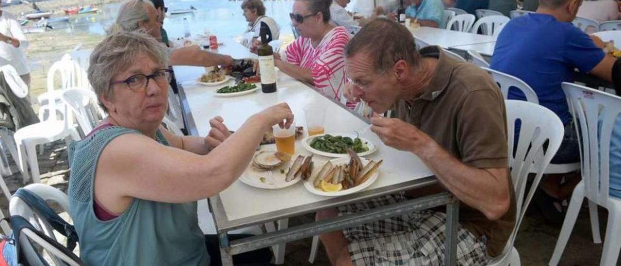 La carpa de la Festa Gastronómica do Mar registró ayer muy buen ambiente. // Noé Parga