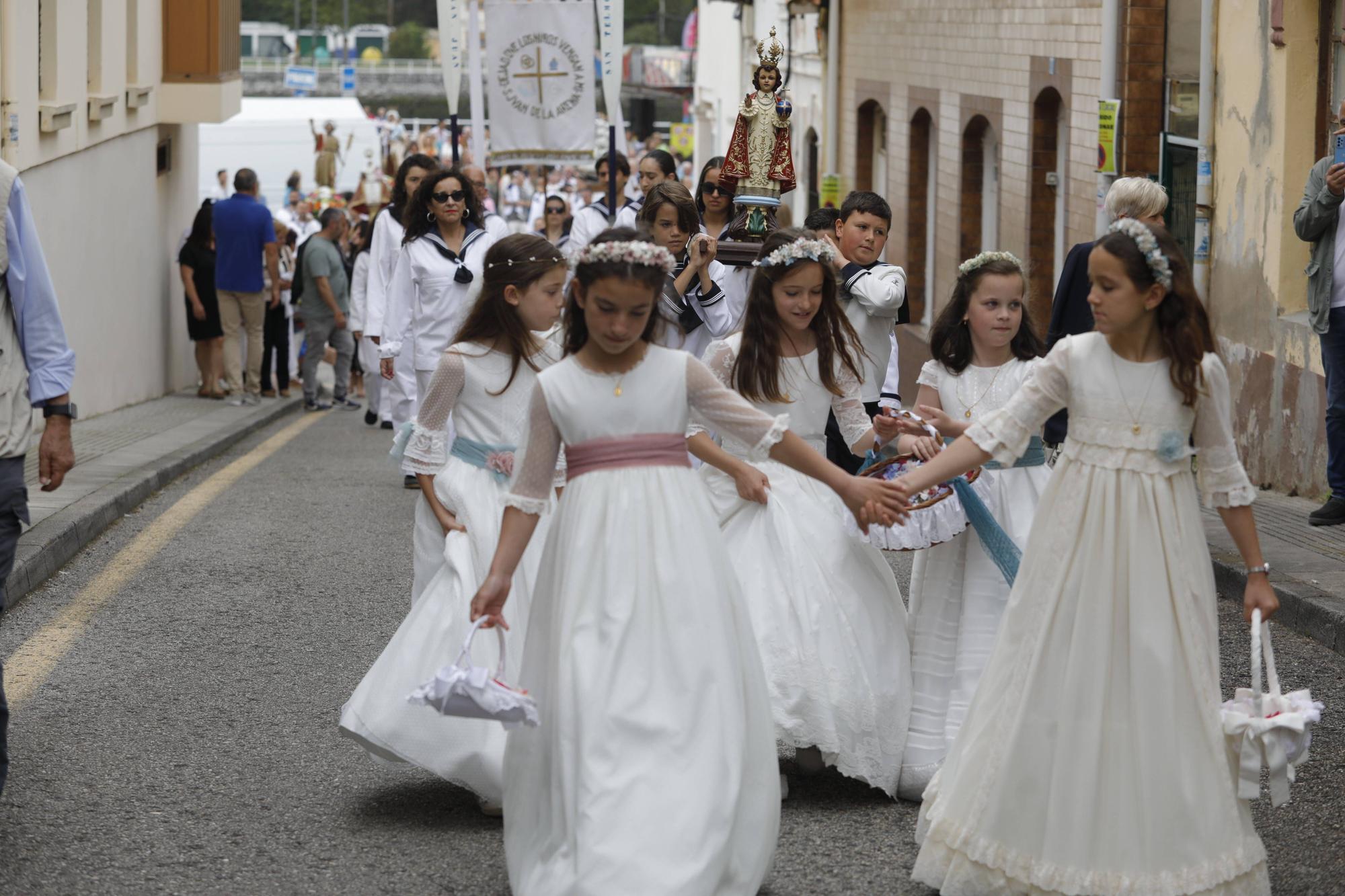 Cientos de personas participan en la tradicional procesión marinera de San Juan de la Arena.