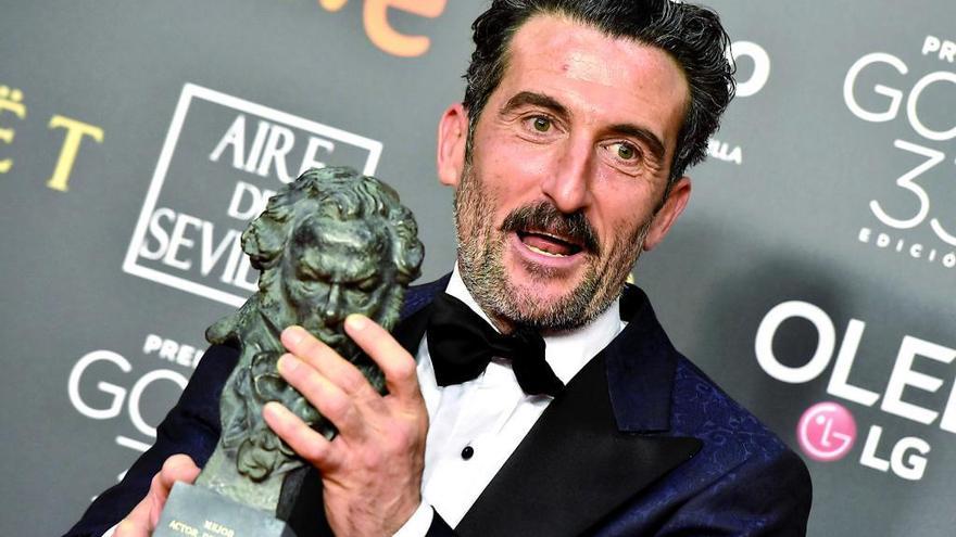 Luís Zahera co seu premio Goya ao mellor actor de reparto. // Ra&#039;l Caro