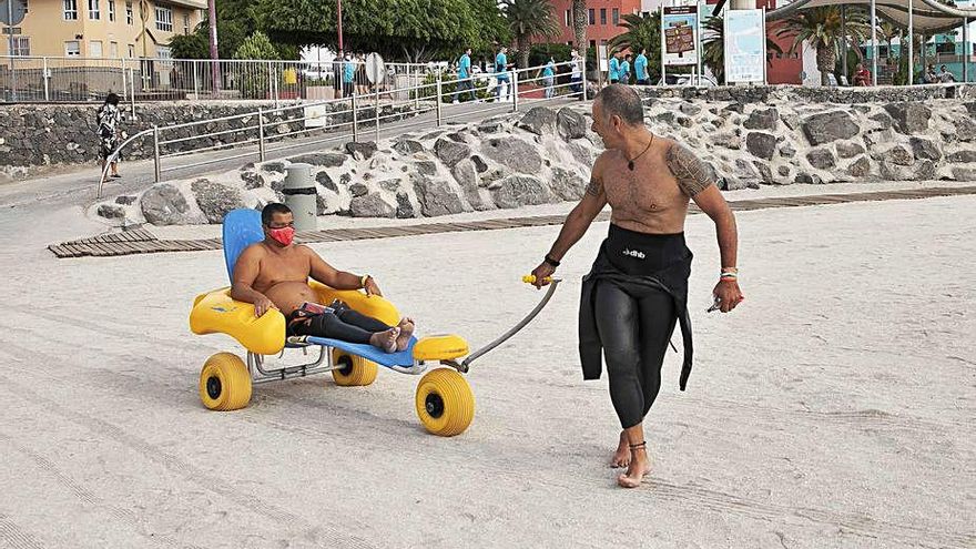 Diego Sánchez transporta al deportista de Triatlón, Eduardo Martínez.