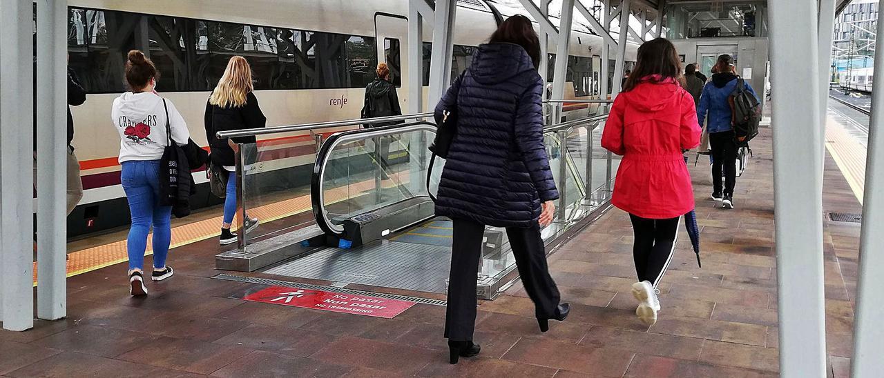 Pasajeros en la estación de Pontevedra a mediados del pasado octubre. |   // GUSTAVO SANTOS