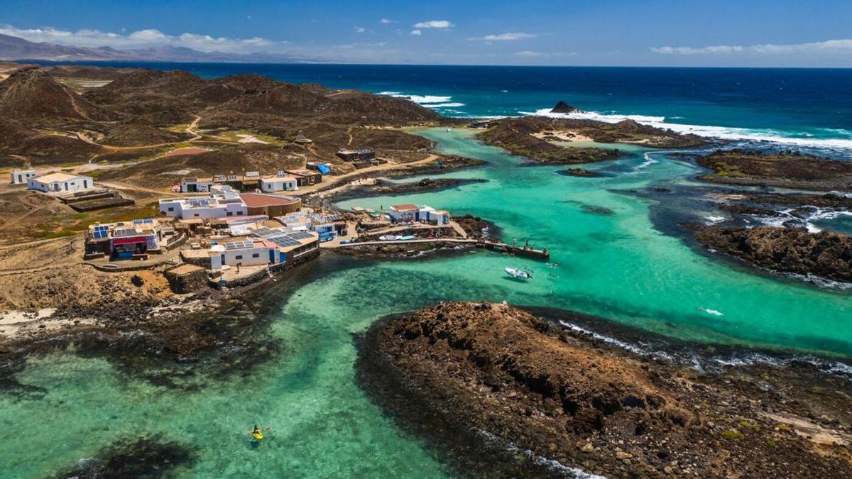 Vista general de El Puertito, piscina natural en el Islote de Lobos.jpg