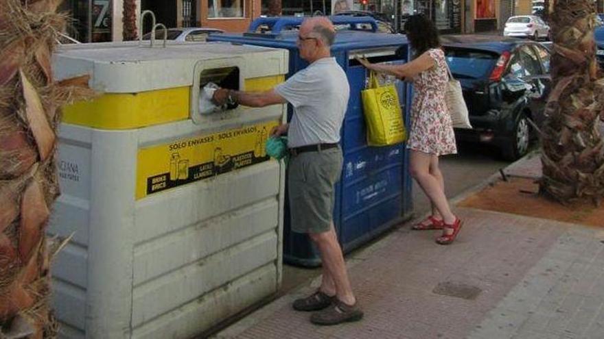 Vila-real declara la guerra al plástico y distribuirá 600 botellas de cristal