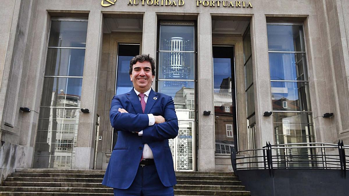 Martín Fernández Prado, ante el edificio de la Autoridad Portuaria en la avenida de la Marina.  | // VÍCTOR ECHAVE