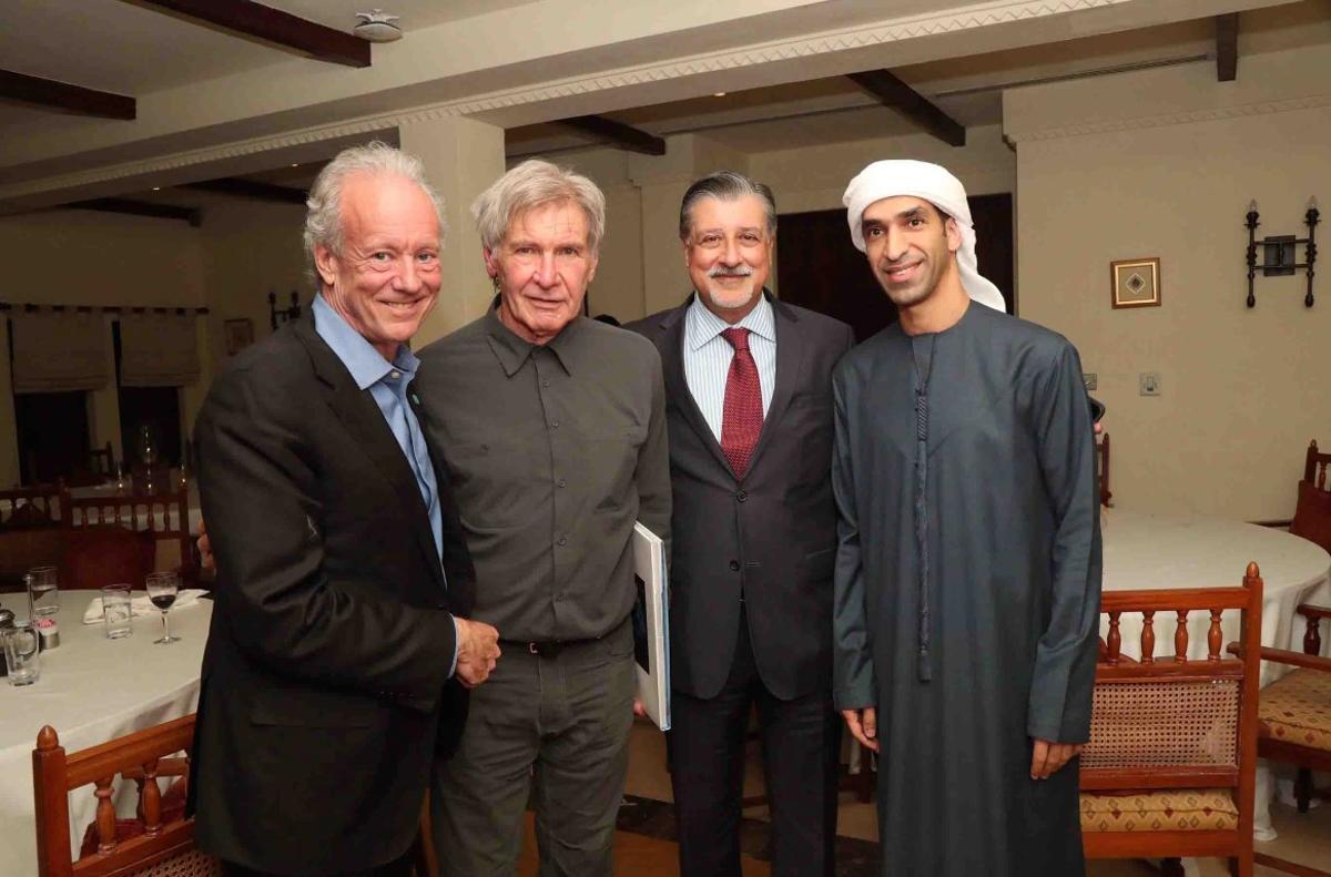 Harrison Ford, con personalidades de Emiratos Árabes para negociar acciones ambientales en el país