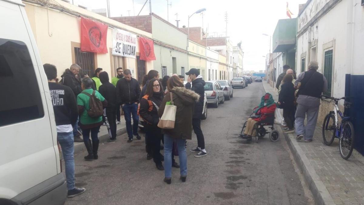 Detienen el desahucio de una familia con dos menores en Castelló