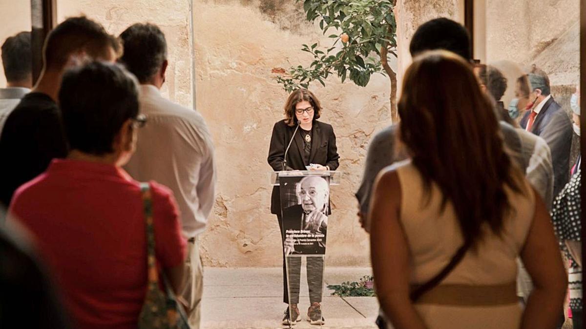 Àngels Gregori, directora de la fundación del poeta, durante la inauguración de la muestra. | LEVANTE-EMV