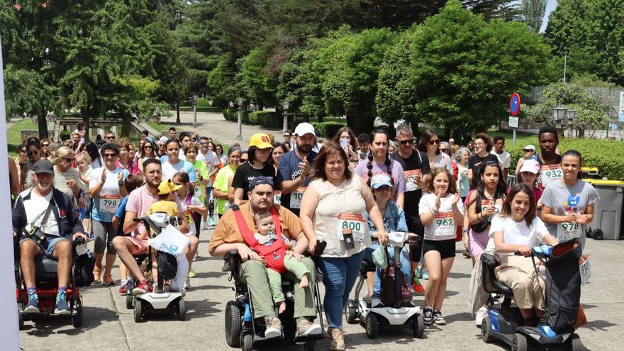 Participantes en la caminata solidaria organizada por la Asociación Compostelá de Esclerose Múltiple./ cedida