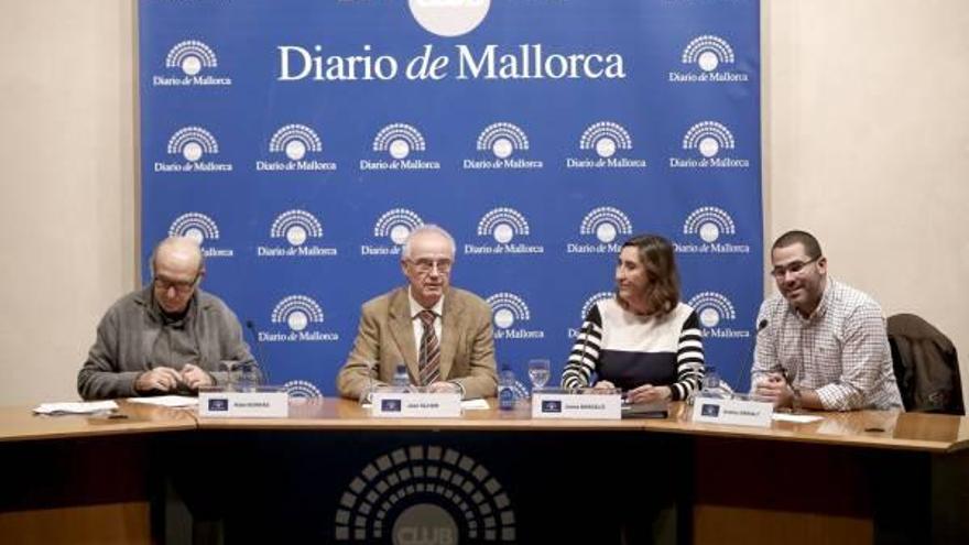 Rafel Borràs, Joan Oliver, Joana Barceló y el moderador Andreu Grimalt, ayer en el Club Diario de Mallorca.