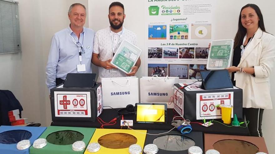 Alumnos del CEIP La Marina junto con el proyecto ganador