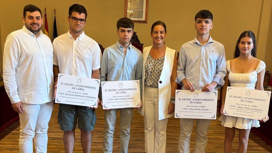 El Ayuntamiento de Coria premia a cuatro estudiantes por las mejores notas