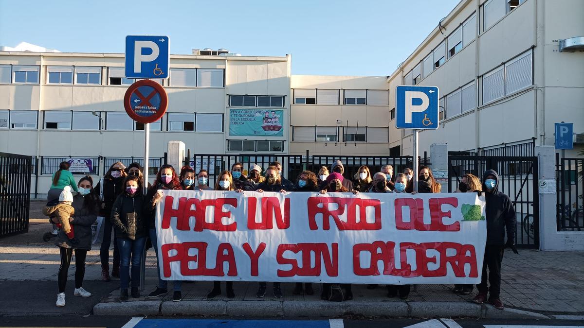 Protesta de familiares de alumnos ante la puerta del colegio Fernán Pérez de Oliva.