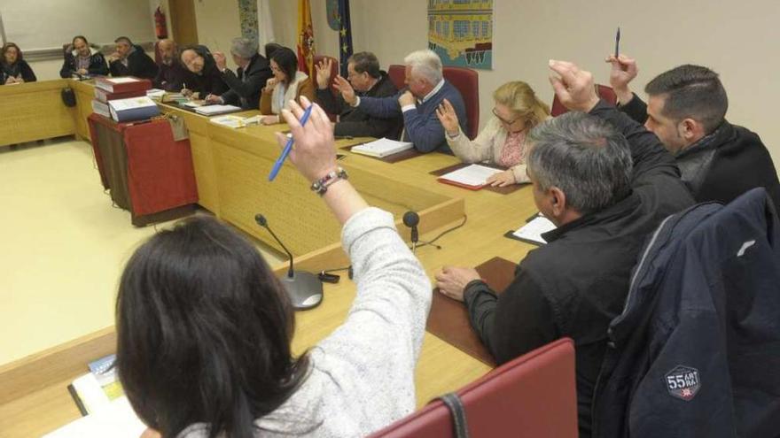 Los concejales del Gobierno local votan, ayer, durante el pleno.