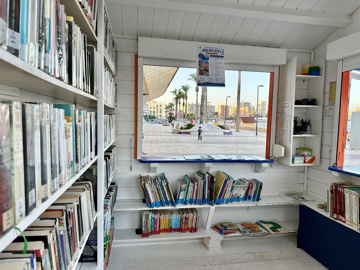 El mar y la lectura se juntan para las familias en El Campello