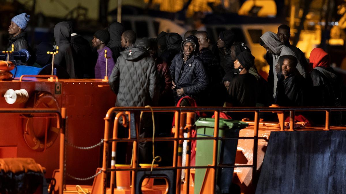 Llegada de migrantes a Gran Canaria en la Salvamar Polimnia al puerto de Arguineguín.