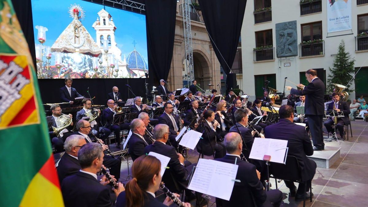 José Vicente Ramón va dirigir a la Banda Municipal en el concert del seu centenari a la plaça Major.
