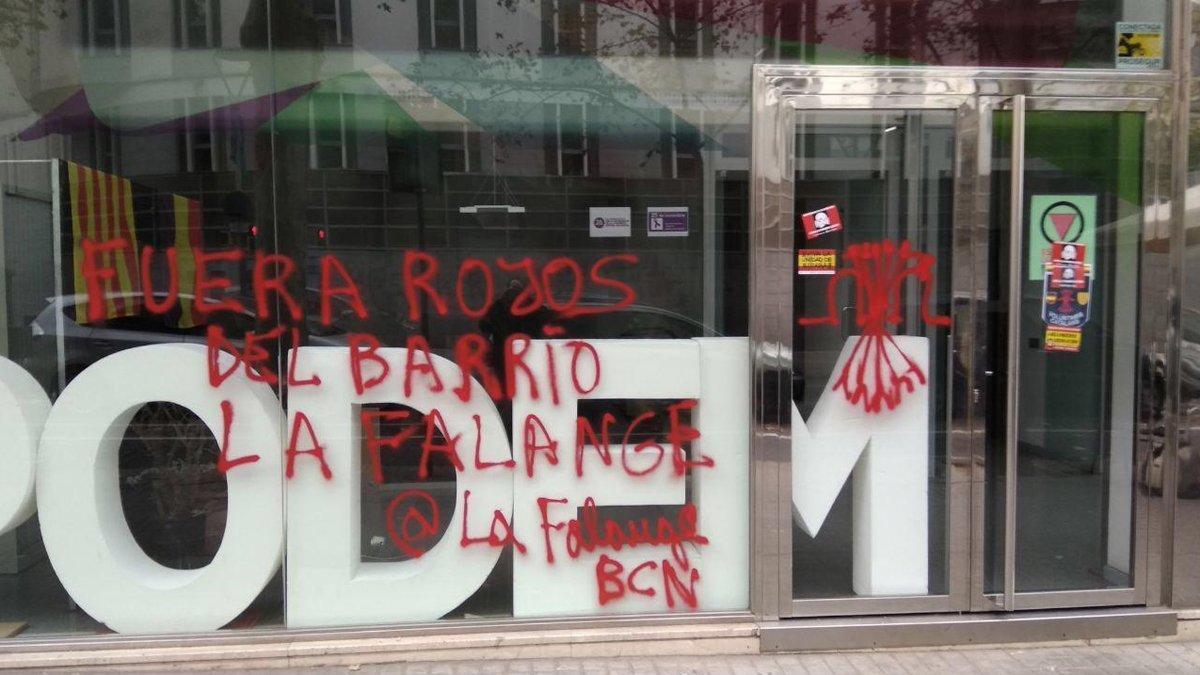 Pintadas en la fachada de la sede de Podem Catalunya