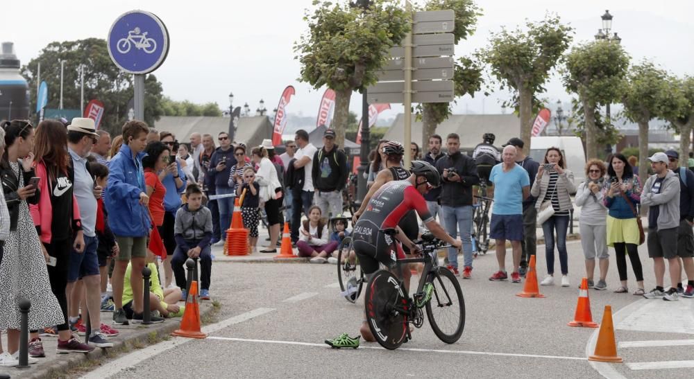 Noya encabeza el Triatlón Atlántico en Baiona. // J. Lores