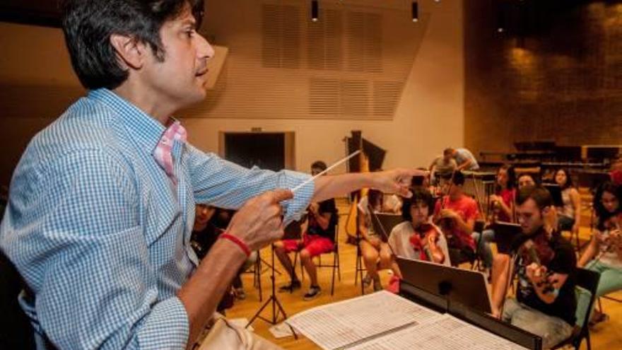 Francisco Maestre dirige un ensayo de la OJPA.