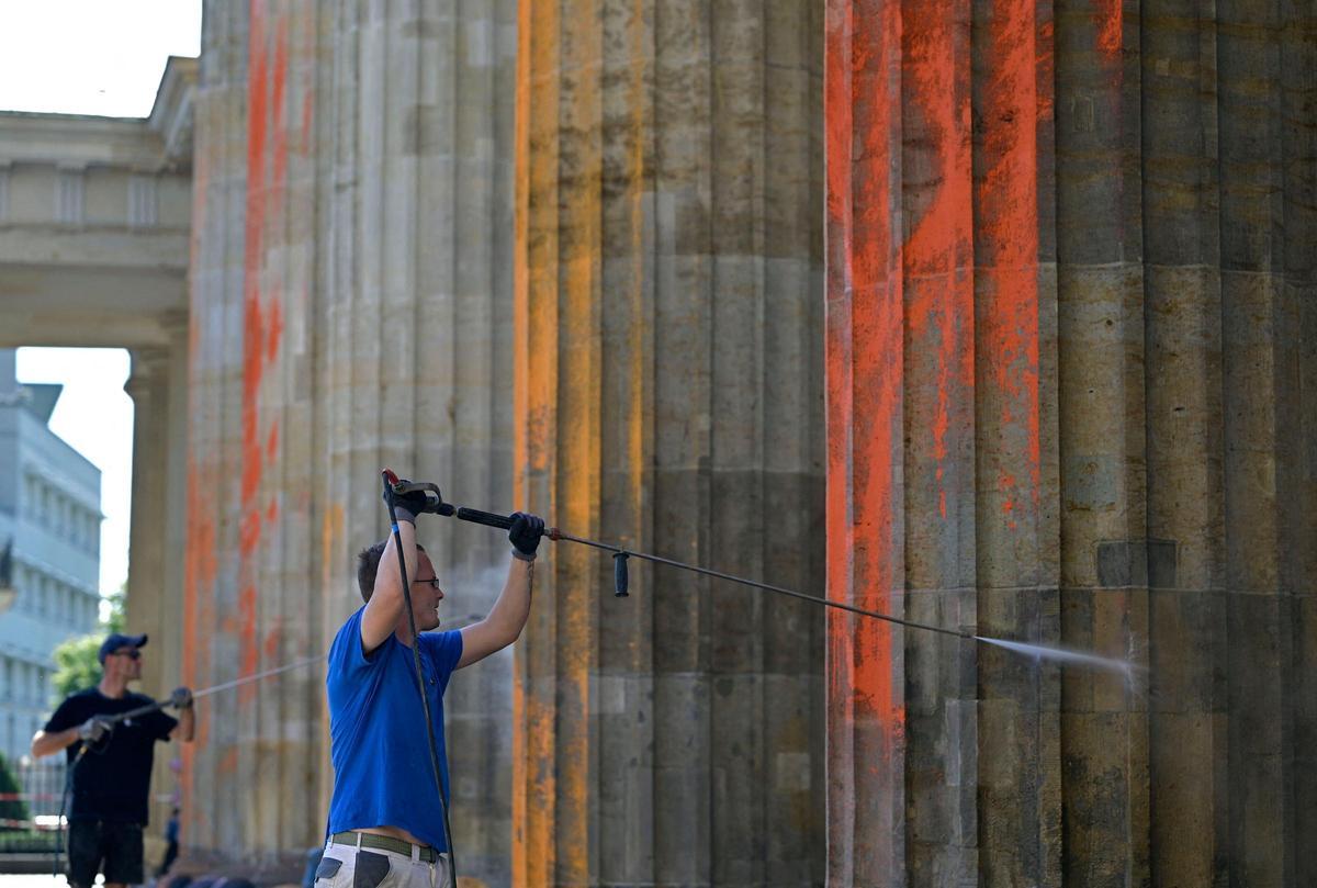 Berlín limpia la Puerta de Brandeburgo tras la protesta de activistas climáticos